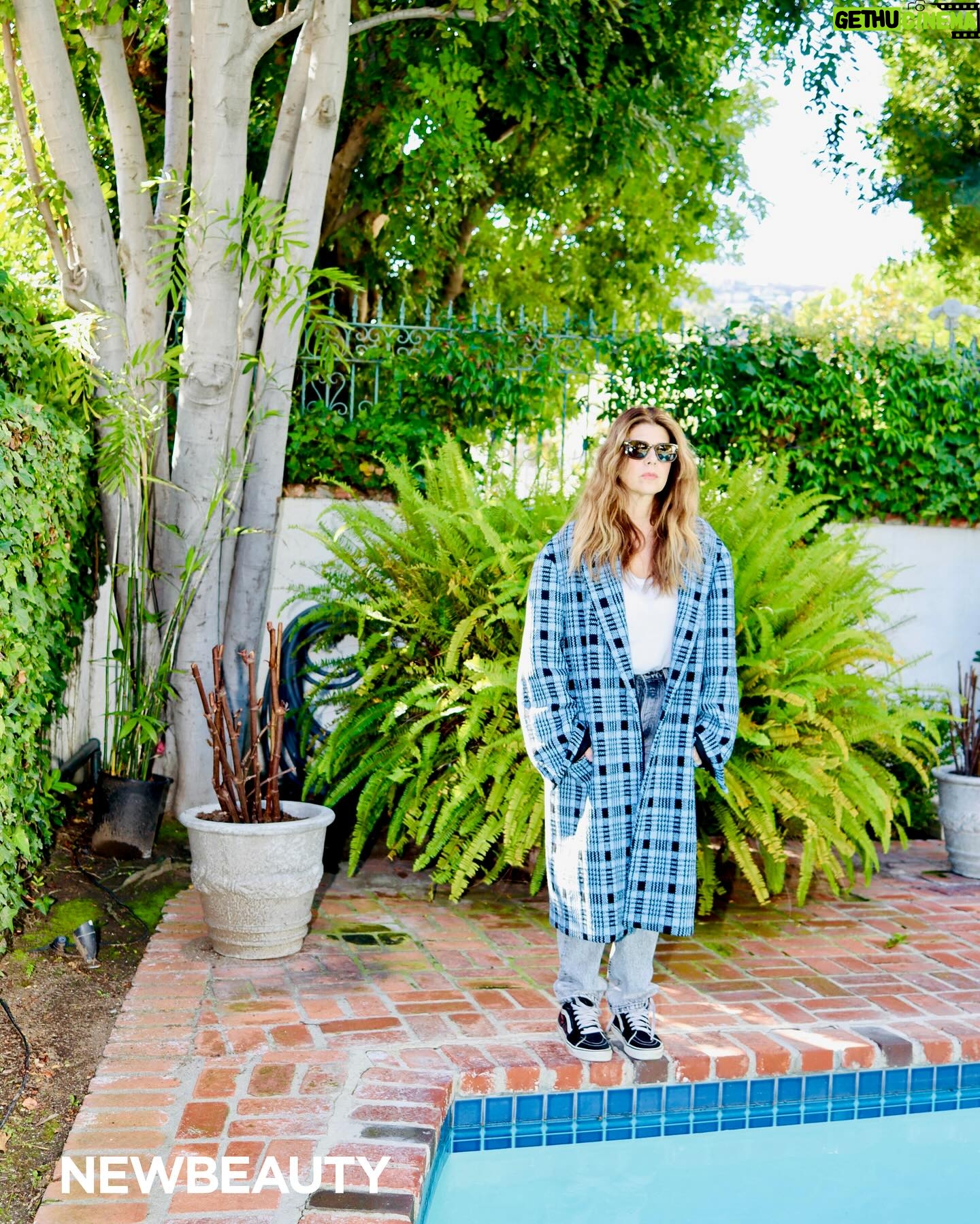 Marisa Tomei Instagram - “Embrace the late nights and seize every opportunity that comes your way.” - @marisatomei✨ Step into the world of #MarisaTomei as she shares her simple skincare routine for her sensitive skin, along with everything from her love for facial massages to the excitement of the newly released movie “High Tide” and the refreshing crisp air of Easter. Discover more in our exclusive interview at the link in bio! Photography Makeup: @tina_turnbow using @Ogee Written by: @Liz.Ritter Hair: @kshira_hair Styling: Marisa’s own Sweater: @batshevadress #coverstar #newbeauty #marisatomei #mycousinvinny #academyawards #bestactress #actresses #upgraded #celebritybeauty #beautyroutine
