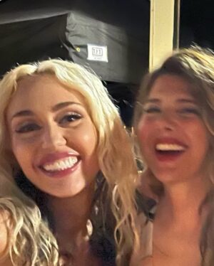 Marisa Tomei Instagram - Thanks the the brilliant @jameskaliardos for inviting me along to see @dollyparton, @mileycyrus and the best surprises @davidbyrneofficial and @siamusic with my soul sister @thereallisaleone in Miami 🥳🥳

Fun to run into @fayedunaway!

Happy New Year, lots of love xox
