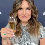 Mariska Hargitay Instagram - Cheers to 2️⃣5️⃣ seasons of #SVU, Captain @therealmariskahargitay! 🥂✨