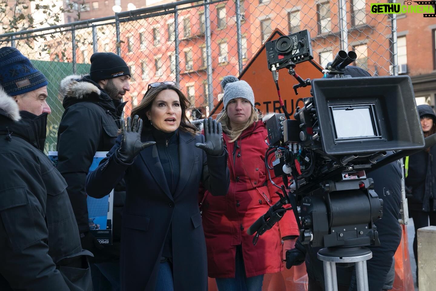Mariska Hargitay Instagram - Elite fans know this isn’t @therealmariskahargitay’s first rodeo directing #SVU! 🎬 Don’t miss this Captain star and direct an all-new Law & Order Thursday on @nbc.