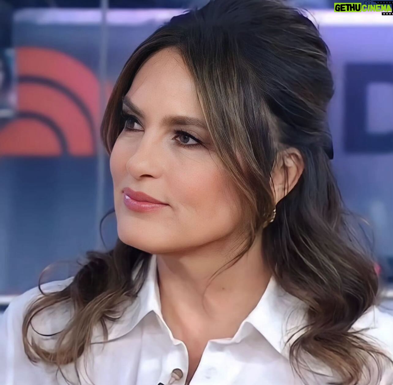 Mariska Hargitay Instagram - Such a lovely time on @thetodayshow THANK YOU to the phenomenal @dinarama , @miasantiagohair and @theclosetfiles for your beautiful work and for helping me celebrate #Season25 on #PremiereDay #SVU25