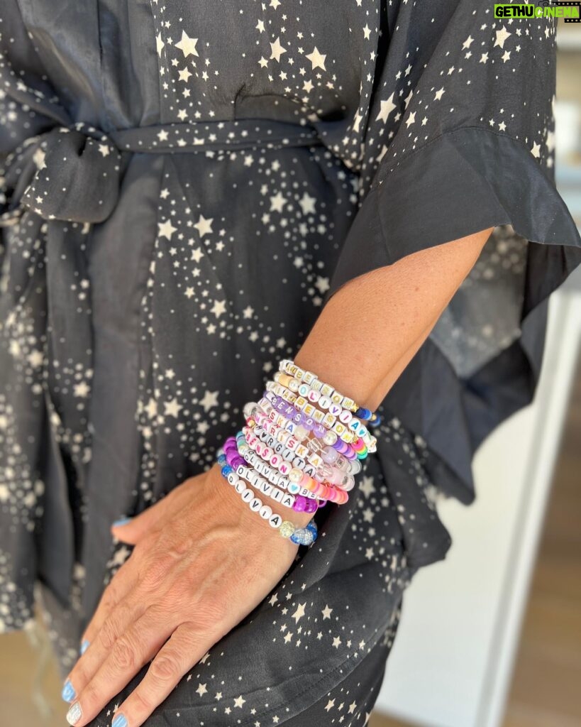Mariska Hargitay Instagram - #CaptainBenson knows how to take orders! “So make the friendship bracelets”…. Are you ready for it? 🫶🏼 #bejeweled
