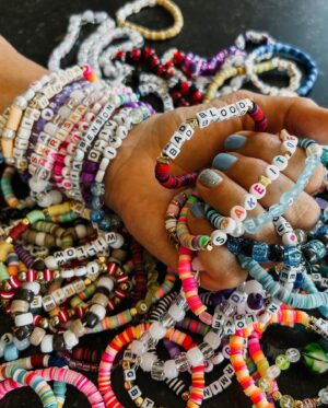 Mariska Hargitay Instagram - #CaptainBenson knows how to take orders! “So make the friendship bracelets”…. Are you ready for it? 🫶🏼 #bejeweled