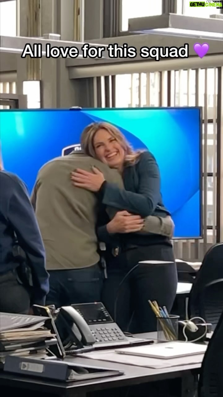 Mariska Hargitay Instagram - POV: you’re on set for #SVU in the presence of LEGENDS. 🤩 All-new #LawAndOrder Thursday starts TONIGHT 8/7c on @nbc.