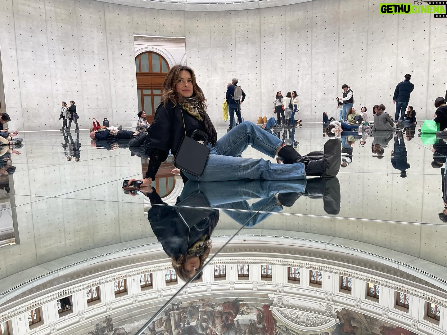 Mariska Hargitay Instagram - Bourse de commerce pinault collection #mirrormirror 🇫🇷