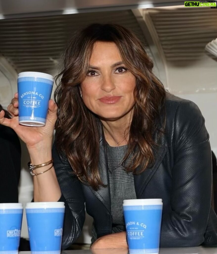 Mariska Hargitay Instagram - Such a great time #Serving #Bensonccinos at the #OliviaBensonPlaza Loved seeing all of your faces! A huge thank you to everyone for coming out and showing us the love and waiting in that loooong line😳! And thank you to my #GlamSquad @dinarama @cassihurdhair @jasonadamv for #Serving the look #SVU25 #ServingSmiles #DunDun #FANtastic #Season25 #25 #25Season #CaptainBenson #Barista #Marista #TheCaptainIsServing