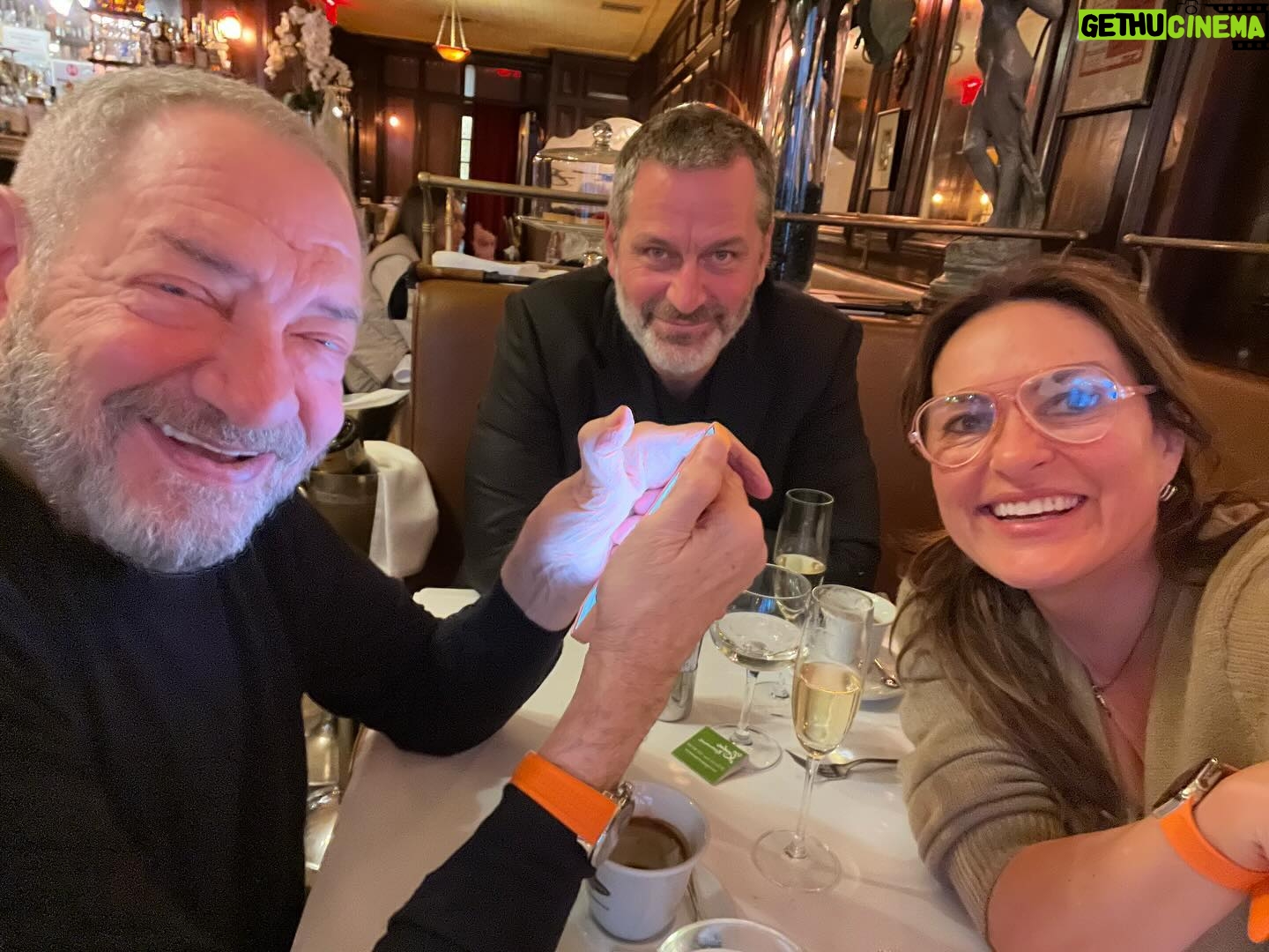 Mariska Hargitay Instagram - Sunday family lunch. So very very much to celebrate….. #SVU25 #Here’sTo25