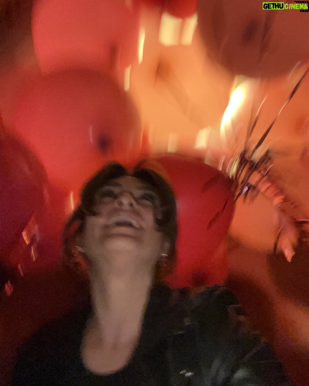 Mariska Hargitay Instagram - Day was filled with crazy love. Thank you friends♥️✨💕💝🎈 #ThingsAreLookingUp #BirthdayGirl #HappyGirl #Ready
