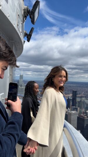Mariska Hargitay Instagram - And New York ❤️'s our Captain! @therealmariskahargitay & her family light the @empirestatebldg in honor of 25 years of #SVU & the Joyful Heart Foundation (@thejhf). 
NYC, look up to the skies TONIGHT to spot the teal and green lights!