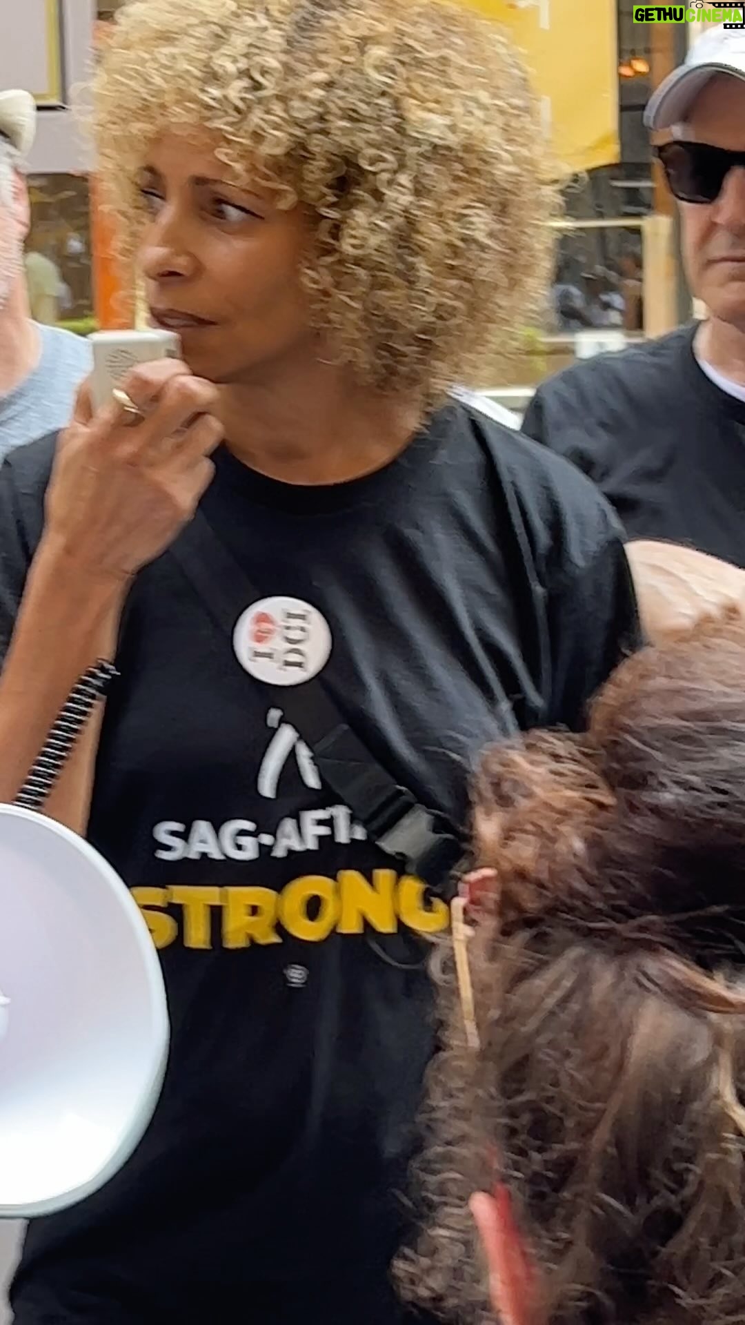 Mariska Hargitay Instagram - @sagaftra #sagstrike2023 #sagaftrastrong #CreativesUnite #Solidarity #HoldTheLine #1U #IStandWithSagAftra #UnionStrong #WGAStrong