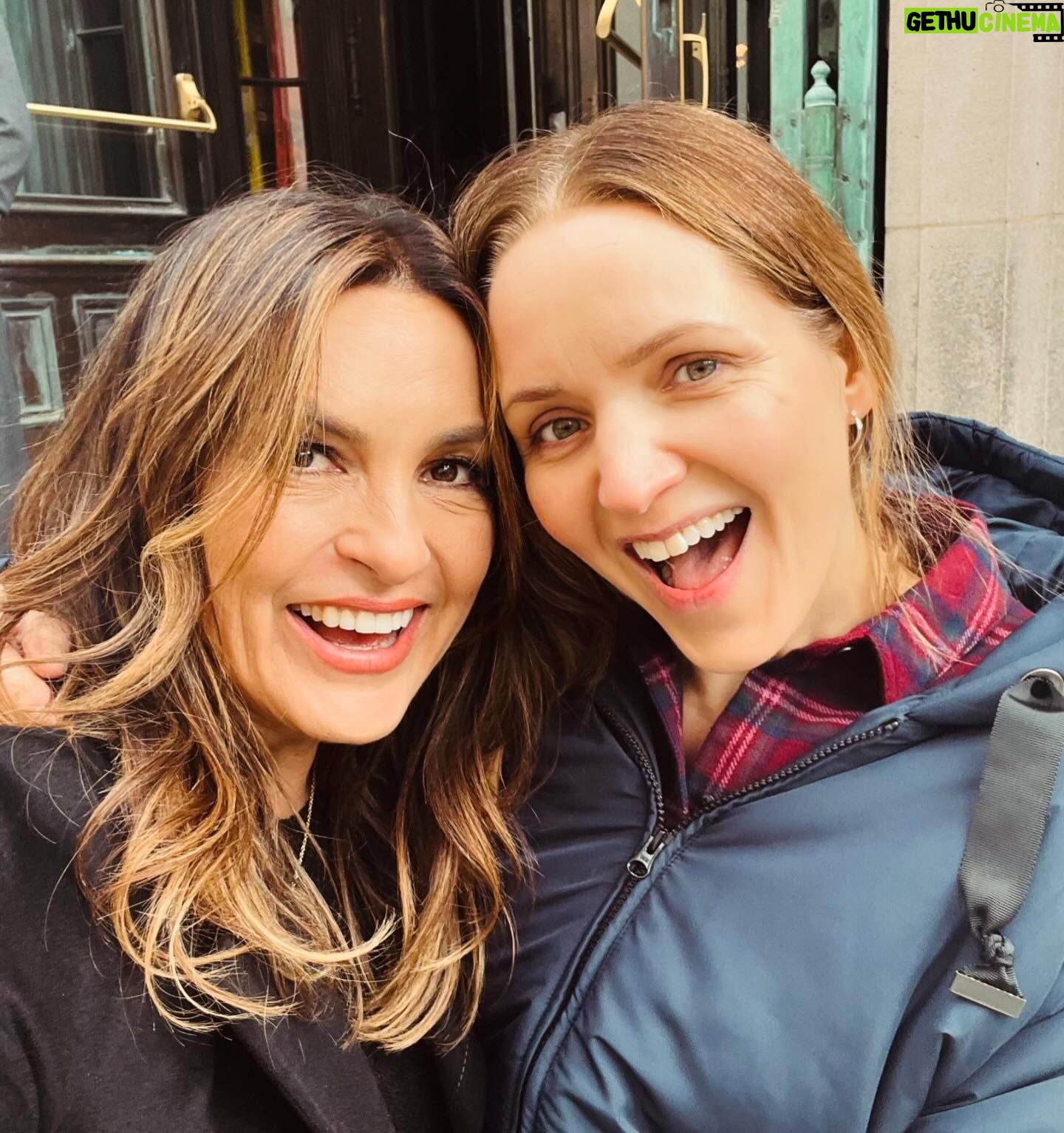 Mariska Hargitay Instagram - Love this lady! Such a joy and privilege to work and laugh with the ridiculously talented and simply wonderful Jordana! #SheRocks #BensonandSykes #Welcome #MaddiesHome #GirlPower #wegotthis #ZoneRouge #StrongerTogether