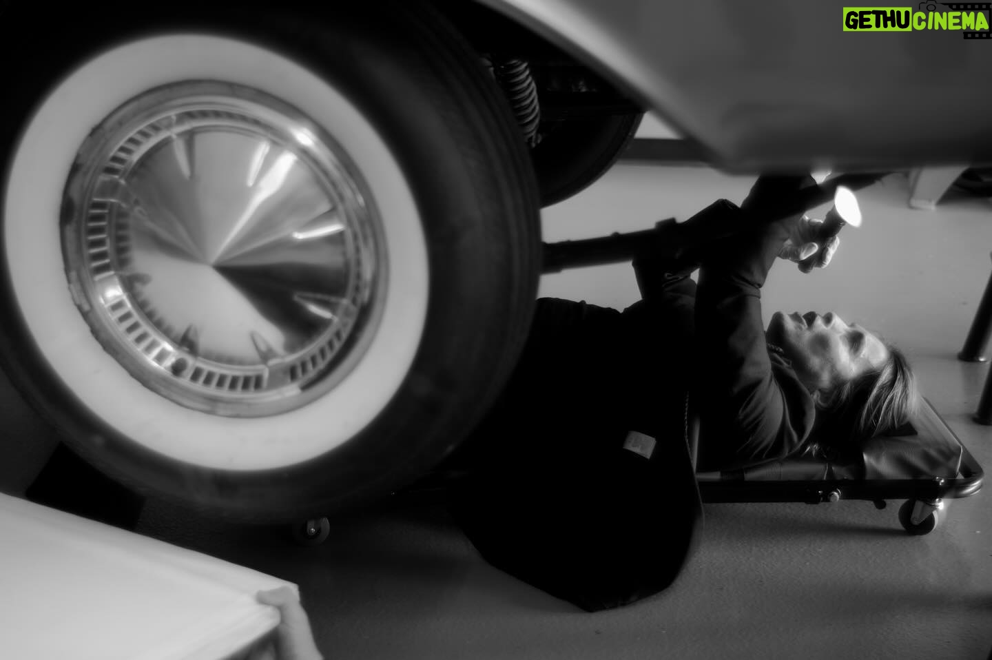 Mariska Hargitay Instagram - Another day on the job #SVU25 #Mechanic 📷: David Graziano #WheelofFortune #Wheelin #Wheels #Classic #WWOBD #BossLady #GetItDone