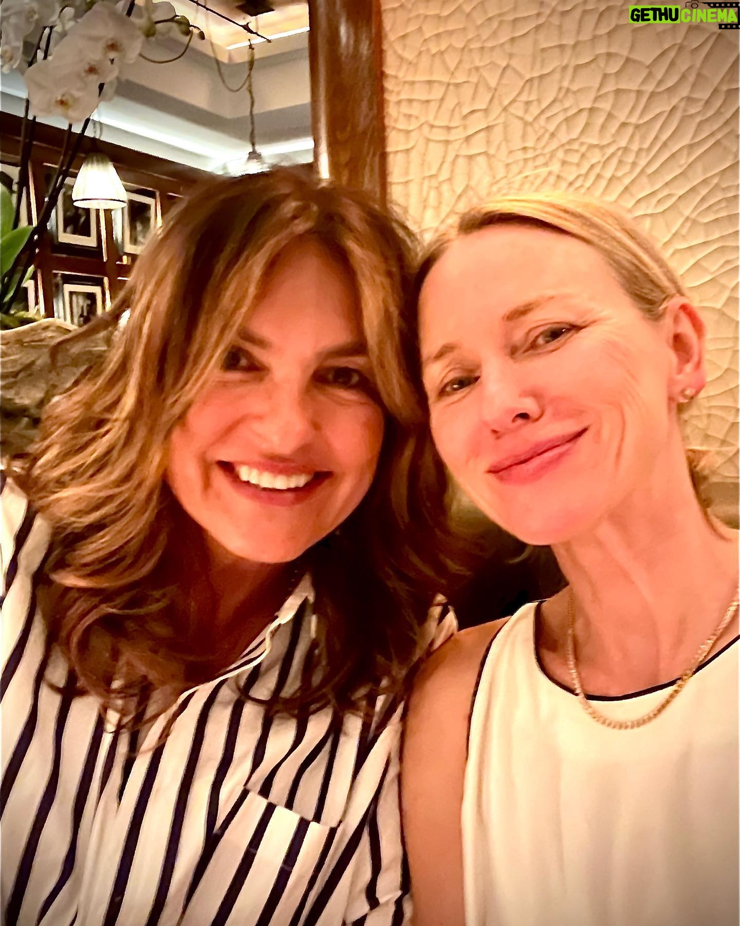 Mariska Hargitay Instagram - So lovely to spend time with this beautiful soul. 💙 #StripesForMyStripesGirl #I’mWearingStripes. #Stripes