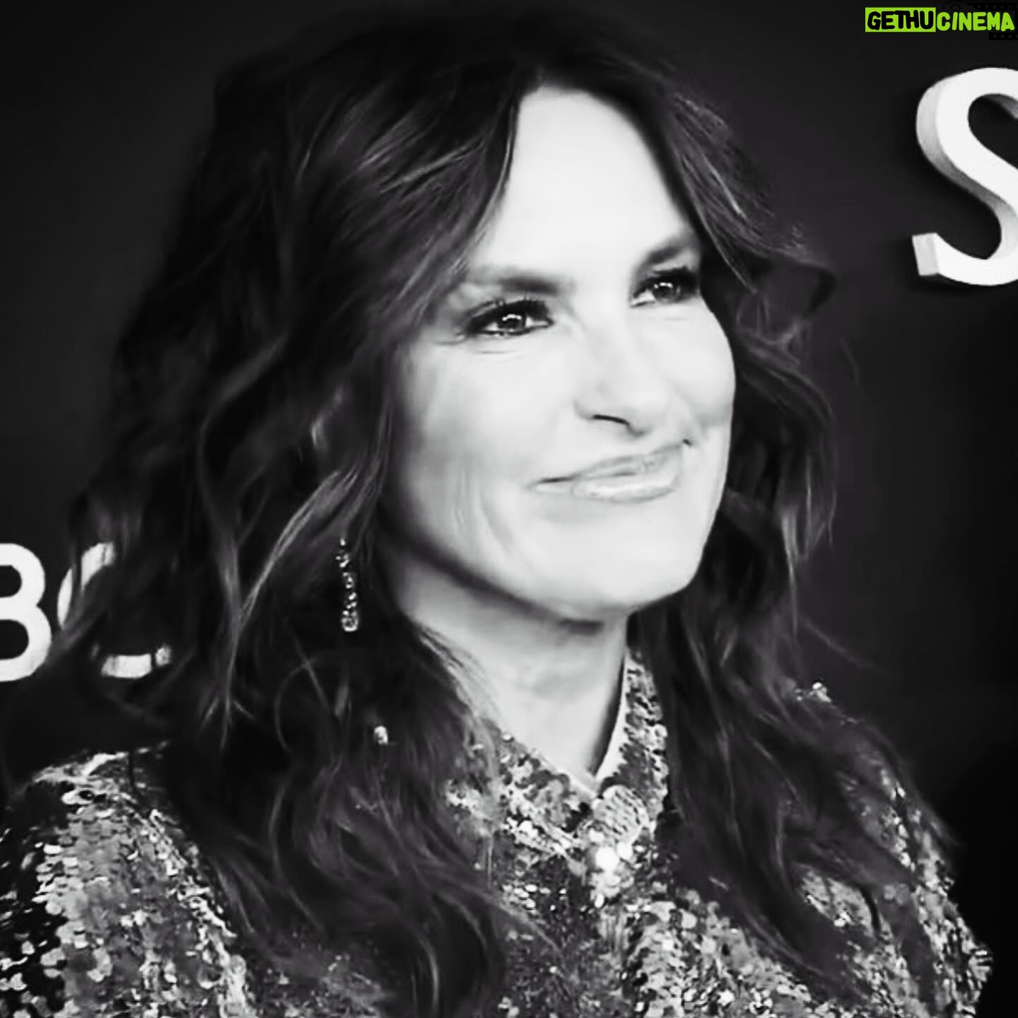 Mariska Hargitay Instagram - Oh what a night….. #SVU25 i’m swimming in gratitude #SilverCelebration #25Years #BeautifulReunion #SVUFamily
