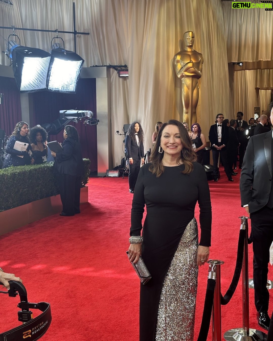 Mariska Hargitay Instagram - Everything crossed for #academyawards nominee @trishadlesic for very important and illuminating short film @theabcsofbookbanning #fiercefemalefilmmakers