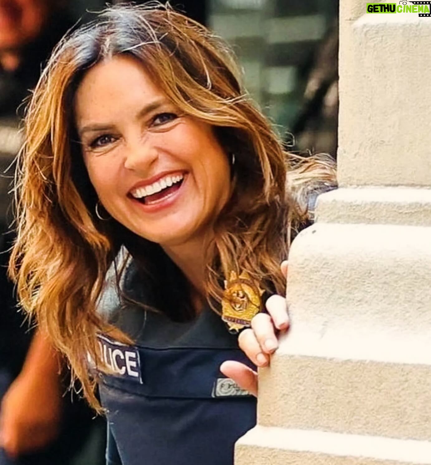 Mariska Hargitay Instagram - Thursday’s right around the corner 😬 #Twas2NightsBeforePremierNight #PremierMode #SmilesAllAround #Season25Premier #Season25 #BTS #SVU25