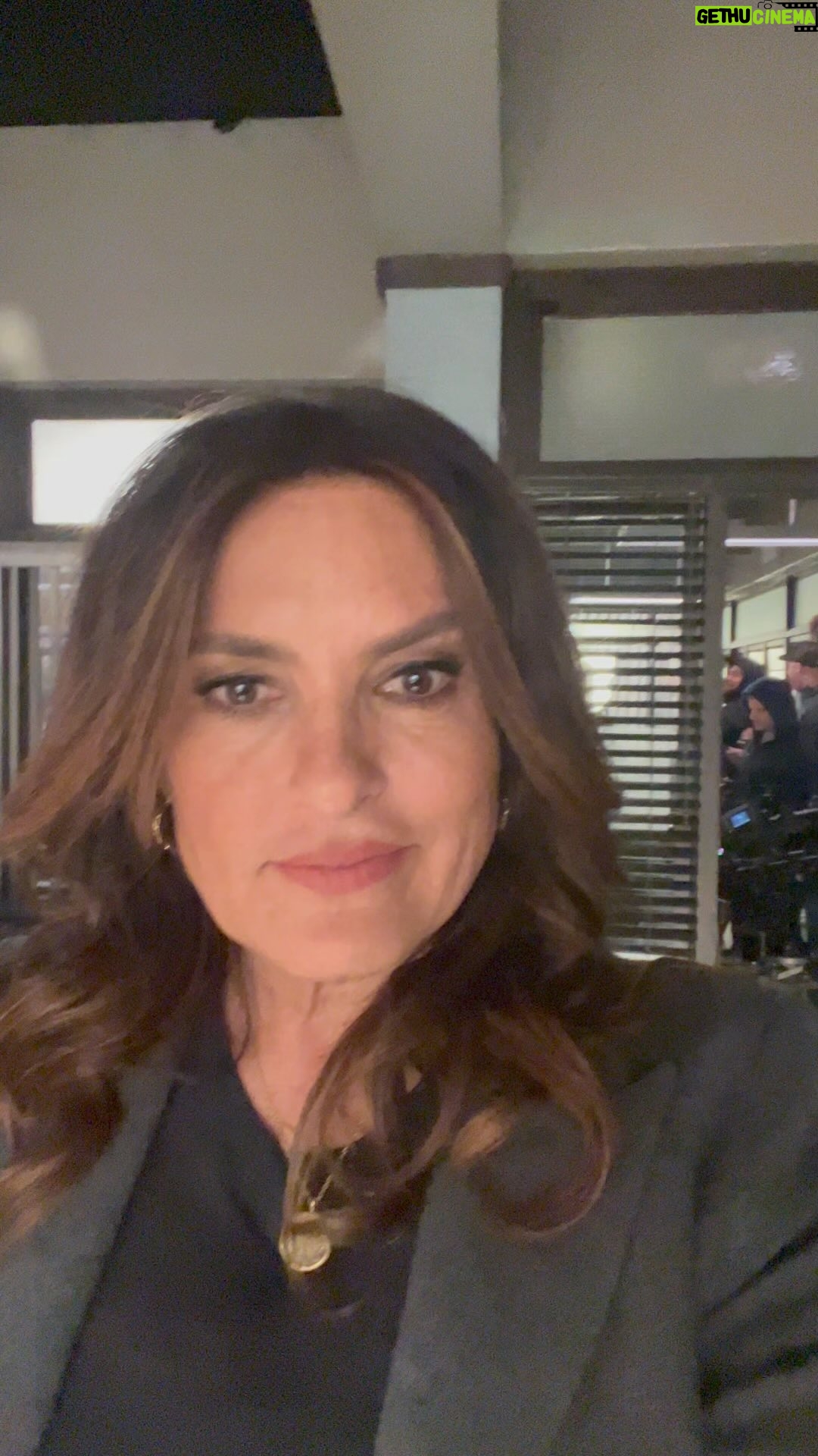 Mariska Hargitay Instagram - #ThatFeelingWhen @savannahguthrie gives you a #FriendshipBracelet on #PremiereNight #SVU25 #SVU