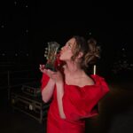 Mariya Boyko Instagram - Премия «Шансон года» у меня в руках! Принимаю поздравления 💋 Все только начинается @gutserievmedia @mikhail.shufutinsky @darya.cuznetsova