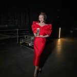 Mariya Boyko Instagram - Премия «Шансон года» у меня в руках! Принимаю поздравления 💋 Все только начинается @gutserievmedia @mikhail.shufutinsky @darya.cuznetsova