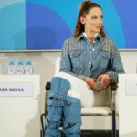 Mariya Boyko Instagram - Сегодня меня пригласили на дискуссию об экологии от компании СИБУР. Я в шоке - вся питьевая вода на Фестивале - в бутылках из переработанного пластика! Скажите круто? Из пластиковых бутылок можно сделать много полезных вещей (и нет, я сейчас не о шлепанцах на дачу). Из переработанных бутылок компания СИБУР делает новые полимерные гранулы с содержанием вторичного пластика до 30%, которые называются Vivilen. И вода “Святой Источник” для участников фестиваля разлита в бутылки именно из этого материала! После использования бутылку нужно отправить не в мусорку, а в специальный контейнер – они установлены по всей территории фестиваля. Отсюда вторсырье точно поедет на переработку. Круто и экологично!