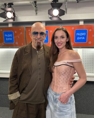 Mariya Boyko Instagram - С Днем Рождения, дорогой Михаил Захарович! 🫂
Желаю здоровья и близких рядом всегда. Счастлива петь с Вами. 💋