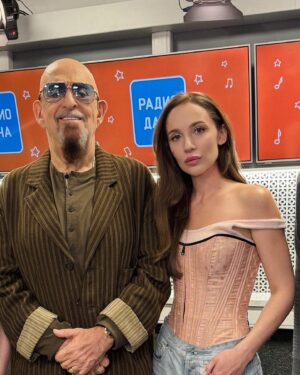 Mariya Boyko Instagram - С Днем Рождения, дорогой Михаил Захарович! 🫂
Желаю здоровья и близких рядом всегда. Счастлива петь с Вами. 💋