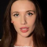 Mariya Boyko Instagram - Проект «Маска» на НТВ подарил мне бесценный опыт исполнения разных песен разного уровня сложности. Эта песня зацепила всех, да и голос свой я тут уже не скрывала. Что думаете, выпустить Странника в моей версии?)