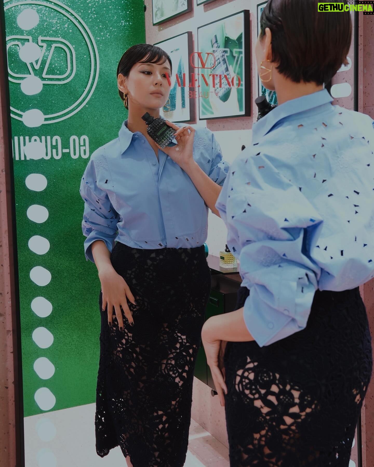 Mariya Nishiuchi Instagram - @valentino.beauty ヴァレンチノビューティー ローマの庭園をイメージしたフレグランス2種のうち、私が試した「ドンナ」は、フローラルアンバーウッディの香り。 最初はお茶のさわやかな香りから始まって、最後はスモーキーで甘いバニラの余韻に変化する。 使いやすいけど人と被らないユニークな香り。 これからの春夏シーズンお出かけに使いたいです😎💚 #ValentinoBeauty #GreenStravaganza #PR #GoCushion #BornInRoma