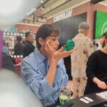Mariya Nishiuchi Instagram - @valentino.beauty ヴァレンティノ ビューティ💚 新作クッションファンデーション＆フレグランスを表参道ストアにて試してみた。 クッションファンデーションはグリーンらのグリッター調が煌びやかで夏にうれしいマット仕上がり。 ハイカバーなのに軽い付け心地。 ストアもグリーンカラーの世界観で素敵でした 💚💚💚 #ValentinoBeauty #GreenStravaganza #PR #GoCushion #BornInRoma