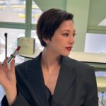 Mariya Nishiuchi Instagram - ついに！！！ 待ちに待ったプラダビューティーが3月20日から全国発売開始しました！！ そしてプラダ ビューティワークショップに参加してきました💎 パッケージもプラダらしい三角がモチーフで可愛くてサスティナブルだし、色もとても繊細で着け心地も良く早速お試しさせてもらいました！💄 そして保湿力抜群のリップ バームは男女問わずギフトにもおすすめだそうで私も早速ギフトに買います🤍 @pradabeauty @prada #PR #pradabeauty #プラダビューティ #prada
