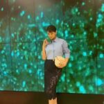 Mariya Nishiuchi Instagram - @valentino.beauty ヴァレンティノ ビューティ💚 新作クッションファンデーション＆フレグランスを表参道ストアにて試してみた。 クッションファンデーションはグリーンらのグリッター調が煌びやかで夏にうれしいマット仕上がり。 ハイカバーなのに軽い付け心地。 ストアもグリーンカラーの世界観で素敵でした 💚💚💚 #ValentinoBeauty #GreenStravaganza #PR #GoCushion #BornInRoma