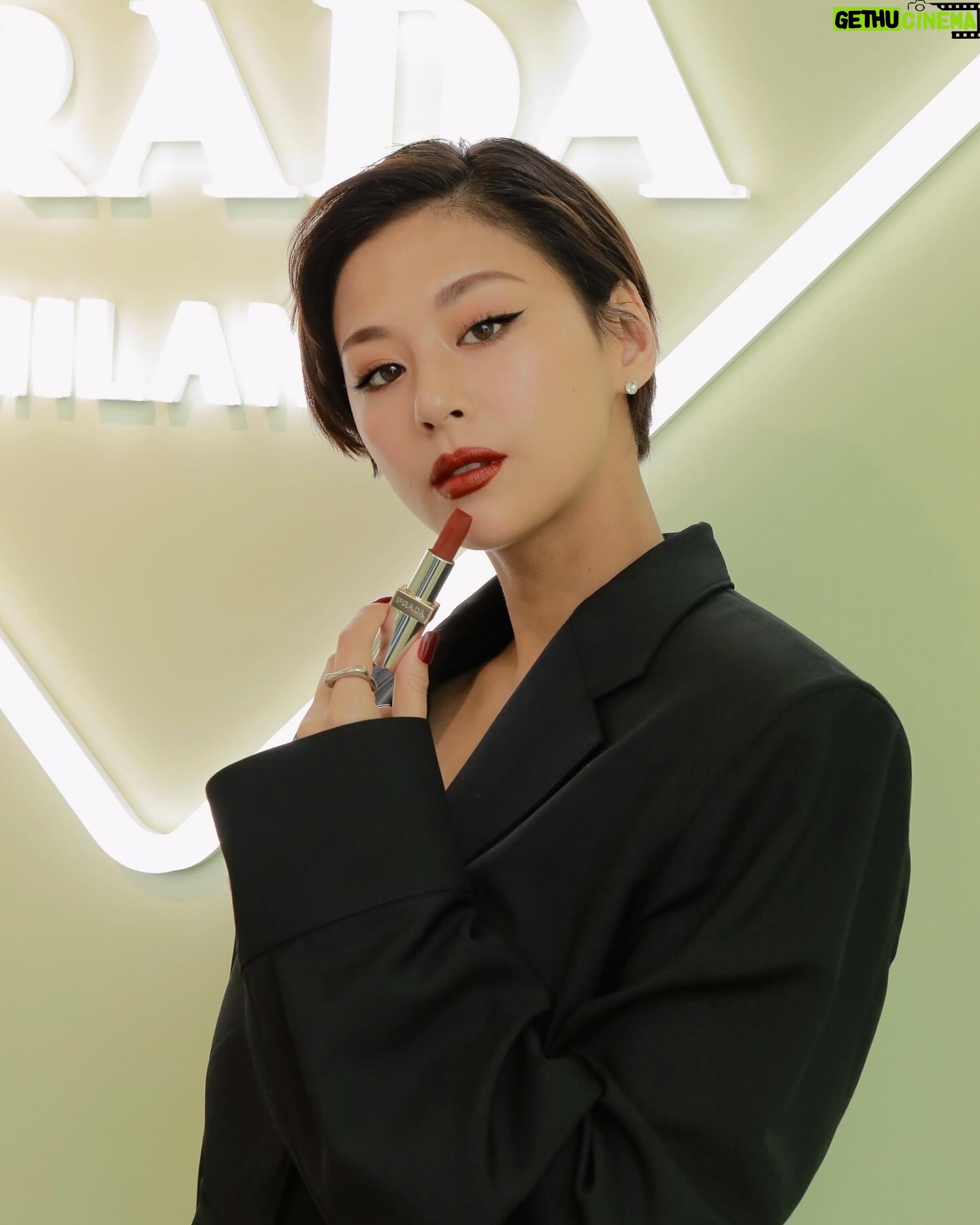 Mariya Nishiuchi Instagram - ついに!!! 待ちに待ったプラダビューティーが3月20日から全国発売開始しました!! そしてプラダ ビューティワークショップに参加してきました💎 パッケージもプラダらしい三角がモチーフで可愛くてサスティナブルだし、色もとても繊細で着け心地も良く早速お試しさせてもらいました!💄 そして保湿力抜群のリップ バームは男女問わずギフトにもおすすめだそうで私も早速ギフトに買います🤍 @pradabeauty @prada #PR #pradabeauty #プラダビューティ #prada