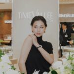 Mariya Nishiuchi Instagram - スイスのラグジュアリーウォッチ＆ジュエリーブランド、11ブランドが揃うデスティネーションストア〝 TimeVallée / タイムヴァレー 〟 4月26日（金）に日本初のブティックを麻布台ヒルズにオープン。 ラグジュアリー体験の新たなスタンダードを目指したTimeVallée Azabudai Hillsは、各ウォッチメーカーとジュエリーブランドの魅力を表現するエクリュとシャンパンゴールドの内装がとても印象的でした。✨ #timevallee #タイムヴァレー #timevallee_azabudai #chopard #vacheronconstatin #ヴァシュロンコンスタンタン #PR