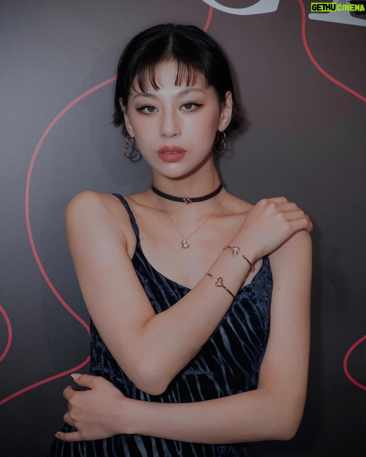 Mariya Nishiuchi Instagram - ケリング・グループ傘下 中国からグローバルに展開するファイン・ジュエラー〝Qeelin / キーリン〟が、日本初フラッグシップストア“Qeelin Treasure Box”を銀座にオープン✨ オープンを記念したイベントに招待して頂きました。 ひょうたんのような可愛らしいシルエットのピアスと赤黒でリバーシブルのチョーカーがお気に入り🤍 #qeelinjewellery #Qeelin #キーリン #PR