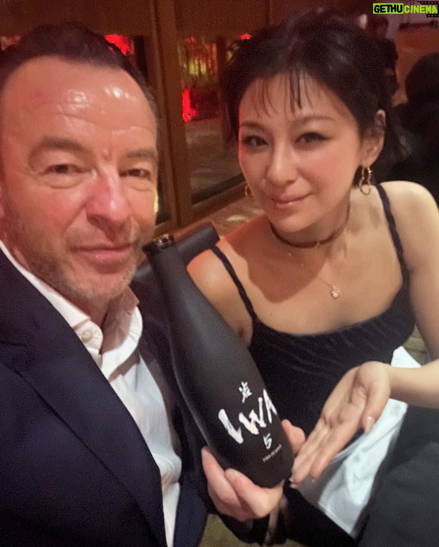 Mariya Nishiuchi Instagram - ケリング・グループ傘下 中国からグローバルに展開するファイン・ジュエラー〝Qeelin / キーリン〟が、日本初フラッグシップストア“Qeelin Treasure Box”を銀座にオープン✨ オープンを記念したイベントに招待して頂きました。 ひょうたんのような可愛らしいシルエットのピアスと赤黒でリバーシブルのチョーカーがお気に入り🤍 #qeelinjewellery #Qeelin #キーリン #PR