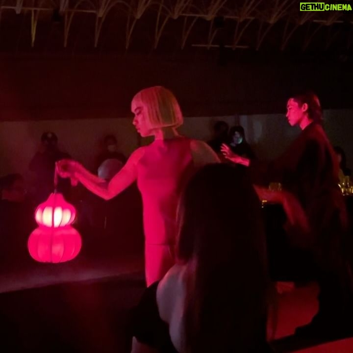 Mariya Nishiuchi Instagram - ケリング・グループ傘下 中国からグローバルに展開するファイン・ジュエラー〝Qeelin / キーリン〟が、日本初フラッグシップストア“Qeelin Treasure Box”を銀座にオープン✨ オープンを記念したイベントに招待して頂きました。 ひょうたんのような可愛らしいシルエットのピアスと赤黒でリバーシブルのチョーカーがお気に入り🤍 #qeelinjewellery #Qeelin #キーリン #PR