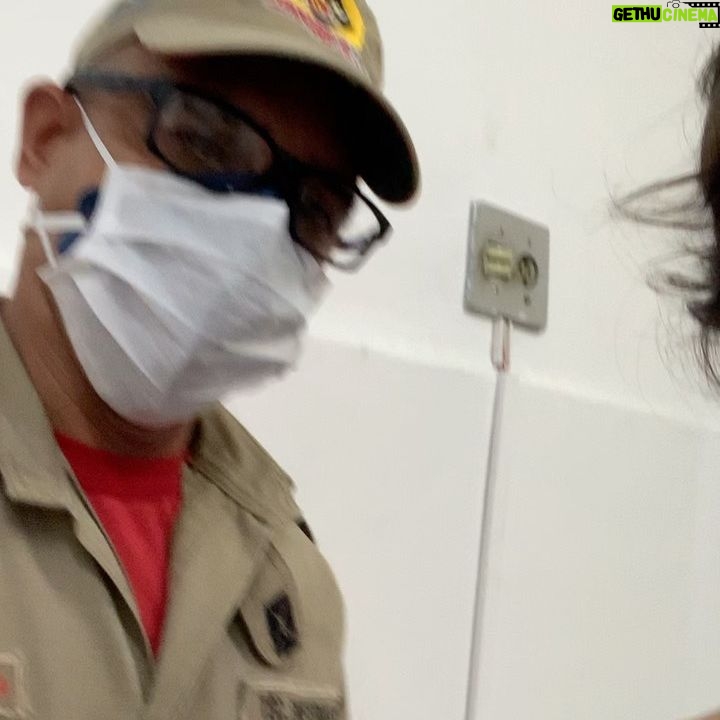 Marjorie Estiano - 67.6K Likes - “Bom dia!!!!”
Todo mundo que entrava ali no Corpo de Bombeiros tinha um tom especial de Bom dia pra dar. Um tom emocionado. Tanto de quem chegava quanto de quem estava ali pra nos receber.
“Vamos lá?” O bombeiro Rogério me disse.
Vamos!!!!
Muita coisa se apresenta nesse momento, nessa ação.
A ciência se apresenta poderosa, imponente. A cidadania se apresenta elegante, chic. O SUS se apresenta em toda sua inteligência e generosidade. Os profissionais com toda competência e entrega. A população implicada nos seus direitos e deveres… E doses extras de amor e esperança.
Vacina no braço, momento marcado na alma. No meio de tantas mortes, tanta dor, desinformação, ódio, tanta corrupção…
Viva a saúde! Viva o SUS! Viva ciência! Viva os profissionais da saúde!
Agradeço estar viva! Agradeço ser brasileira!
Não tenho vergonha do meu país.
O Brasil é maravilhoso e nós não vamos entregá-lo na mão de quem desconhece o seu valor.
É com muito amor que digo:
Fora Bolsonaroooooooooooooooooooo!!!!!!!!!!!!!
Vamos lutar pelo nosso país?
Vamos!!!!!!!!!!!!