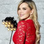Marjorie de Sousa Instagram – Gracias por sus mensajes del programa especial de #Amoresverdaderos ♥️😍🥰 @antonioarvizuv @canalestrellas @tlnovelas_tv @nicandrodiazof  @produccion_nicandro @alepalomera1 @palomeragroup  @mediaconceptspr día especial recordándote mi querido Nic ♥️ gracias equipo por dejarme bella 💄@jordi_80 💇🏼‍♀️ @maggiesanchezhair 👗 @isabeloriginal 🥰🥰🥰