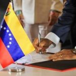 Marlene De Andrade Instagram – 🔵Pdte. @NicolasMaduro :

La decisión del 3 de diciembre, ahora se ha convertido en Ley de la República, para formar parte de la estructura jurídica del movimiento político e institucional interno de nuestro país, hoy recibimos una Ley ratificada en su carácter orgánico por parte del TSJ; y con la potestad que me da la constitución, la decisión tomada por las venezolanas y los venezolanos en el referendo consultivo será cumplida en todas sus partes, y con esta Ley, seguiremos la defensa de Venezuela en los escenarios internacionales.

🔵Luego de que el pueblo se expresara de manera constitucional el #3Dic, la Asamblea Nacional hizo lo que tenía que hacer, amplió la convocatoria a la consulta de la Ley Orgánica para la Defensa de la Guayana Esequiba. ¡Los venezolanos y las venezolanas fuimos partícipes con nuestro derecho y poder!

Con mucho orgullo, amor y compromiso firmé y promulgué esta Ley Orgánica vinculante y obligante que ha aprobado la Asamblea Nacional, ha valido la pena rescatar el sueño de las libertadoras y los libertadores, de luchar por nuestra tierra y nuestros derechos. Más temprano que tarde, recuperaremos los derechos de Venezuela sobre la Guayana Esequiba. ¡Así lo juro y así será! 🇻🇪🙏🙏

¡El Sol de Venezuela, nace en el Esequibo!

@florescilia 
@delcyrodriguezv 
@jorgerpsuv_ 
@dcabellor