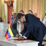 Marlene De Andrade Instagram – 🔵Pdte. @NicolasMaduro :

La decisión del 3 de diciembre, ahora se ha convertido en Ley de la República, para formar parte de la estructura jurídica del movimiento político e institucional interno de nuestro país, hoy recibimos una Ley ratificada en su carácter orgánico por parte del TSJ; y con la potestad que me da la constitución, la decisión tomada por las venezolanas y los venezolanos en el referendo consultivo será cumplida en todas sus partes, y con esta Ley, seguiremos la defensa de Venezuela en los escenarios internacionales.

🔵Luego de que el pueblo se expresara de manera constitucional el #3Dic, la Asamblea Nacional hizo lo que tenía que hacer, amplió la convocatoria a la consulta de la Ley Orgánica para la Defensa de la Guayana Esequiba. ¡Los venezolanos y las venezolanas fuimos partícipes con nuestro derecho y poder!

Con mucho orgullo, amor y compromiso firmé y promulgué esta Ley Orgánica vinculante y obligante que ha aprobado la Asamblea Nacional, ha valido la pena rescatar el sueño de las libertadoras y los libertadores, de luchar por nuestra tierra y nuestros derechos. Más temprano que tarde, recuperaremos los derechos de Venezuela sobre la Guayana Esequiba. ¡Así lo juro y así será! 🇻🇪🙏🙏

¡El Sol de Venezuela, nace en el Esequibo!

@florescilia 
@delcyrodriguezv 
@jorgerpsuv_ 
@dcabellor