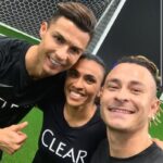 Marta Instagram – ‼️‼️ Atenção: VOCÊ pode fazer parte do meu próximo encontro com @cristiano e @fred ! ‼️‼️
É isso mesmo, @clear.haircare vai escolher um fã para ser o convidado especial do ENCONTRO DOS SONHOS! Vai perder essa chance?
Para participar é simples, mas corram que vocês tem até o dia 28/06: basta fazer um vídeo entre 30 segundo e 1 minuto mostrando de forma criativa porquê VOCÊ merece conhecer a Rainha Marta (eu mesma) e a lenda Cristiano Ronaldo junto com o Fred. Fez o vídeo? É só postar no feed do seu Instagram ou do Twitter com a hashtag #CLEARMELEVA e já está concorrendo!
Bora representar mulherada! Sei que vocês arrebentam na criatividade. Já estou ansiosa para o encontro.
Ah, o encontro só vai acontecer quando for mundialmente seguro :)
Veja todos os detalhes do concurso no vídeo do Fred 10 do canal do @desimpedidos no Youtube.
“Concurso autorizado pela SECAP. Consulte regulamento completo em WWW.NWB.COM.BR/LEGAL.”