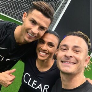 Marta Instagram - ‼️‼️ Atenção: VOCÊ pode fazer parte do meu próximo encontro com @cristiano e @fred ! ‼️‼️
 
É isso mesmo, @clear.haircare vai escolher um fã para ser o convidado especial do ENCONTRO DOS SONHOS! Vai perder essa chance?
 
Para participar é simples, mas corram que vocês tem até o dia 28/06: basta fazer um vídeo entre 30 segundo e 1 minuto mostrando de forma criativa porquê VOCÊ merece conhecer a Rainha Marta (eu mesma) e a lenda Cristiano Ronaldo junto com o Fred. Fez o vídeo? É só postar no feed do seu Instagram ou do Twitter com a hashtag #CLEARMELEVA e já está concorrendo! 
 
Bora representar mulherada! Sei que vocês arrebentam na criatividade. Já estou ansiosa para o encontro.
 
Ah, o encontro só vai acontecer quando for mundialmente seguro :) 
 
Veja todos os detalhes do concurso no vídeo do Fred 10 do canal do @desimpedidos no Youtube. 
 
“Concurso autorizado pela SECAP. Consulte regulamento completo em WWW.NWB.COM.BR/LEGAL.”