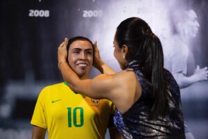 Marta Instagram - Hoje foi um dos dias mais especiais da minha vida. Poder eternizar a minha história na casa do nosso futebol , história essa que não é só minha e sim de todas aquelas pessoas que contribuíram e que ainda contribui em minha trajetória . Minhas companheiras de trabalho meus treinadores desde o professor tota, minha família ,meu empresário e grande mentor @fpfarah ,meus amigos , meus fãs e em especial aquelas mulheres guerreiras que lutaram desde o princípio para que hoje pudéssemos viver uma nova era no nosso futebol . Deixo aqui meu agradecimento a confederação brasileira em nome do presidente Ednaldo Rodrigues e a todos que de maneira direta e indireta colaboraram para que tudo isso acontecesse. Gratidão ! @selecaofemininadefutebol @cbf_futebol #futebolfemininobrasil