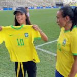 Marta Instagram - Ativa o 5G para ver essa resenha pesada demais! 😎 @rayssalealsk8 acompanhou de pertinho o amistoso da @selecaofemininadefutebol, encontrou a @martavsilva10 e ainda ganhou esse presentão da própria Rainha. 🥹 Que a camisa dê muita sorte pra nossa skatista na disputa do SLS Super Crown, neste fim de semana. 🙏 📽 @sls #TimeBrasil #Futebol #Skate #Esportes