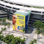 Marta Instagram - Pra começar o dia de um jeito mais do que especial! ✨ A homenagem à rainha do futebol de cara nova. A torre de vidro da Casa do Inesquecível está totalmente repaginada para exaltar a maior jogadora de futebol da história! ⚽ Sempre uma honra, @martavsilva10! O Maraca também é a sua casa! 🤍🏟️ 📹 Assista ao vídeo completo na #MaracaTV