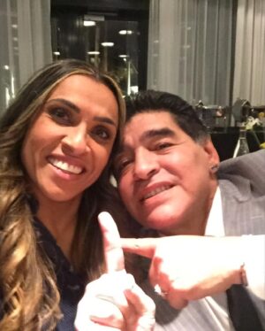Marta Instagram - Arrasada, triste, chocada... Perdemos um dos Deuses da Bola, uma Lenda HISTÓRICA, e de Âmbito Mundial, que inspirou a TODOS nós, profissionais da bola, com sua magia e amor ÚNICOOOOO na forma/maneira como ele tratava a bola!!! GRATIDÃO por ter a HONRA de ter conhecido vc: MEU REI🤴 HERMANO ❤️‼️‼️