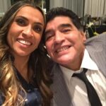 Marta Instagram - Arrasada, triste, chocada... Perdemos um dos Deuses da Bola, uma Lenda HISTÓRICA, e de Âmbito Mundial, que inspirou a TODOS nós, profissionais da bola, com sua magia e amor ÚNICOOOOO na forma/maneira como ele tratava a bola!!! GRATIDÃO por ter a HONRA de ter conhecido vc: MEU REI🤴 HERMANO ❤️‼️‼️