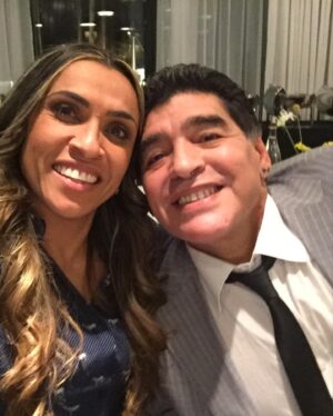Marta Instagram - Arrasada, triste, chocada... Perdemos um dos Deuses da Bola, uma Lenda HISTÓRICA, e de Âmbito Mundial, que inspirou a TODOS nós, profissionais da bola, com sua magia e amor ÚNICOOOOO na forma/maneira como ele tratava a bola!!! GRATIDÃO por ter a HONRA de ter conhecido vc: MEU REI🤴 HERMANO ❤️‼️‼️