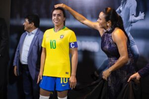 Marta Instagram - Hoje foi um dos dias mais especiais da minha vida. Poder eternizar a minha história na casa do nosso futebol , história essa que não é só minha e sim de todas aquelas pessoas que contribuíram e que ainda contribui em minha trajetória . Minhas companheiras de trabalho meus treinadores desde o professor tota, minha família ,meu empresário e grande mentor @fpfarah ,meus amigos , meus fãs e em especial aquelas mulheres guerreiras que lutaram desde o princípio para que hoje pudéssemos viver uma nova era no nosso futebol . Deixo aqui meu agradecimento a confederação brasileira em nome do presidente Ednaldo Rodrigues e a todos que de maneira direta e indireta colaboraram para que tudo isso acontecesse. Gratidão ! @selecaofemininadefutebol @cbf_futebol #futebolfemininobrasil