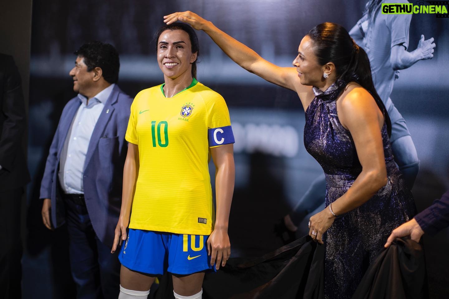 Marta - 164.4K Likes - Hoje foi um dos dias mais especiais da minha vida. Poder eternizar a minha história na casa do nosso futebol , história essa que não é só minha e sim de todas aquelas pessoas que contribuíram e que ainda contribui em minha trajetória . Minhas companheiras de trabalho meus treinadores desde o professor tota, minha família ,meu empresário e grande mentor @fpfarah ,meus amigos , meus fãs e em especial aquelas mulheres guerreiras que lutaram desde o princípio para que hoje pudéssemos viver uma nova era no nosso futebol . Deixo aqui meu agradecimento a confederação brasileira em nome do presidente Ednaldo Rodrigues e a todos que de maneira direta e indireta colaboraram para que tudo isso acontecesse. Gratidão ! @selecaofemininadefutebol @cbf_futebol #futebolfemininobrasil